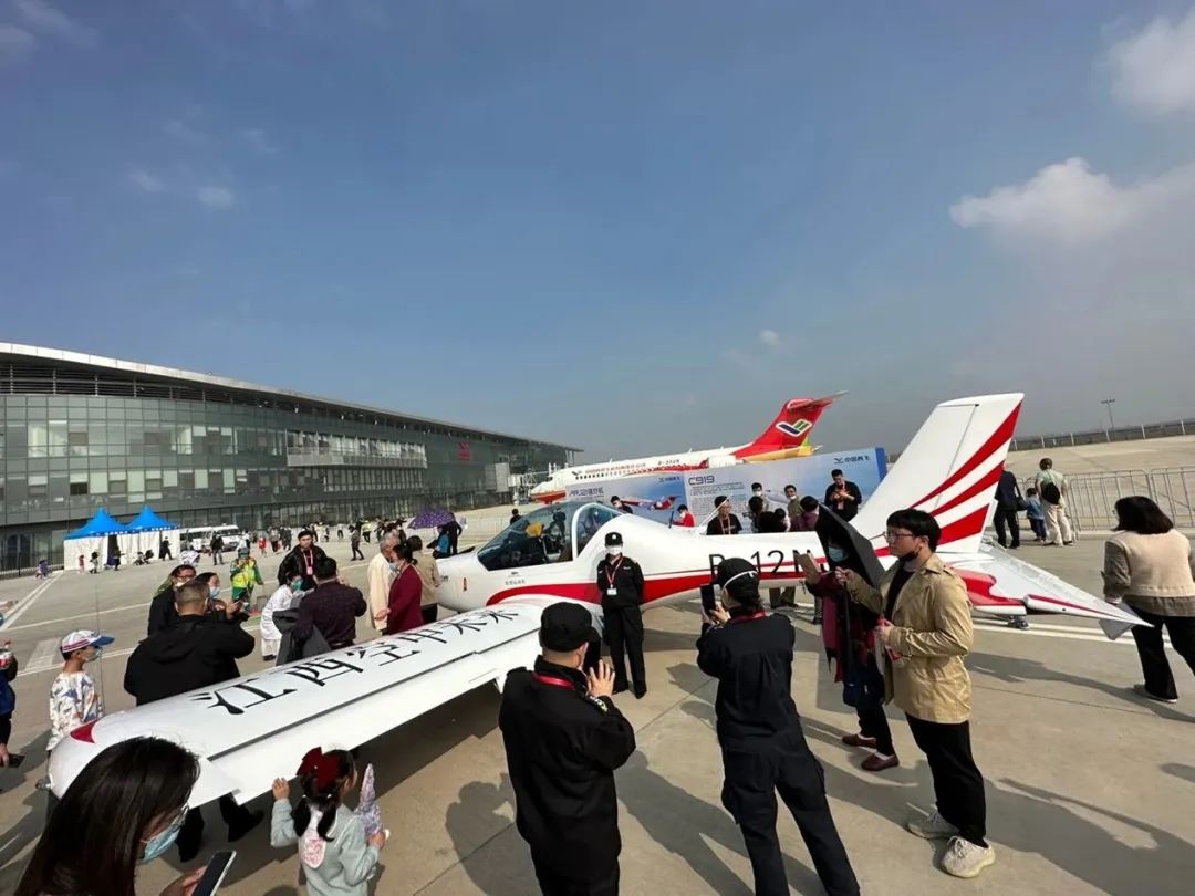 逆势飞翔!米兰网址航空携手合作伙伴亮相2022南昌飞行大会