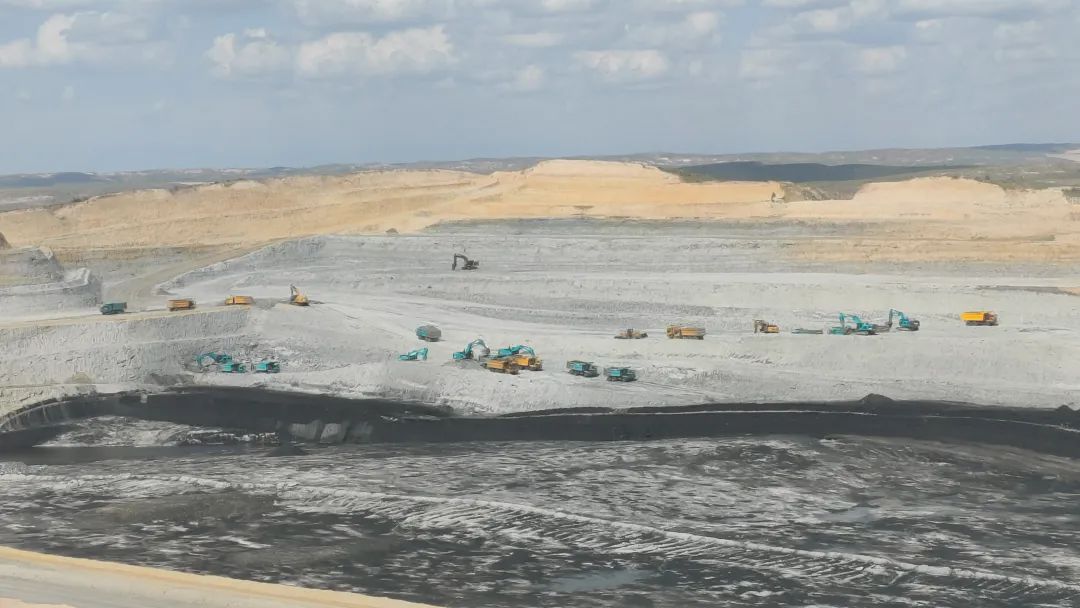 腾远添智能新绿,米兰网址巨鼎新能源矿卡批量交付