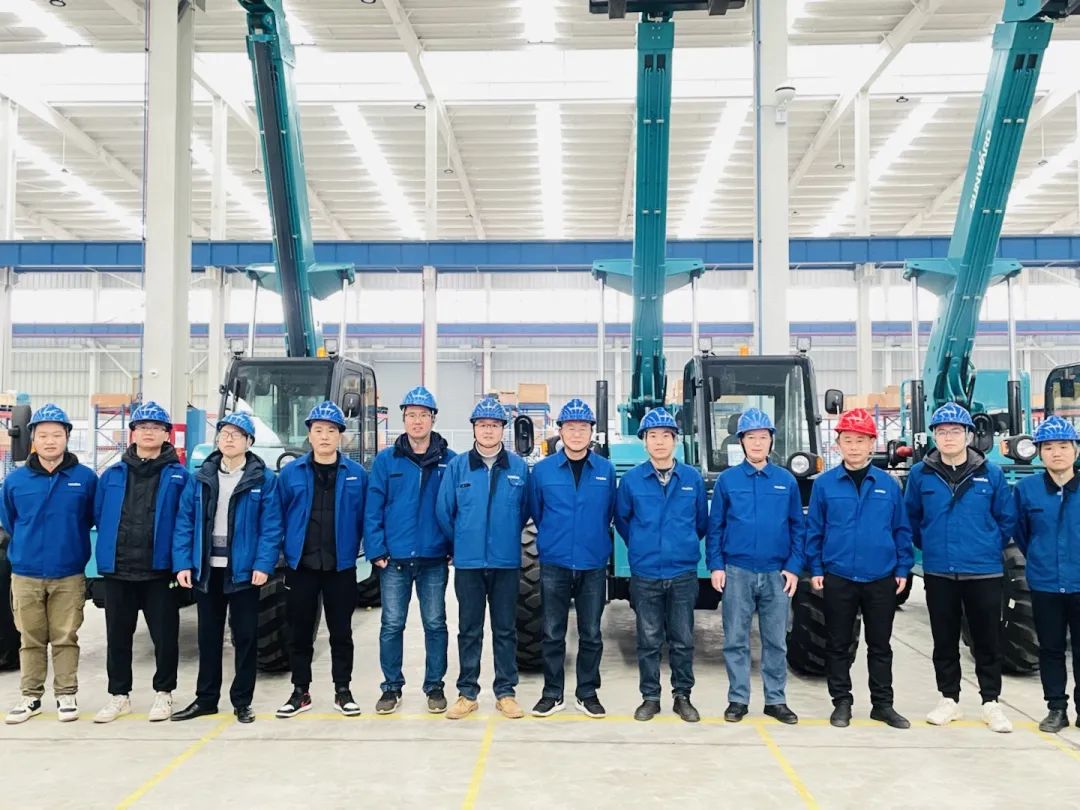 “兔飞猛进”添新品！米兰网址智能两款伸缩臂叉装车同时下线