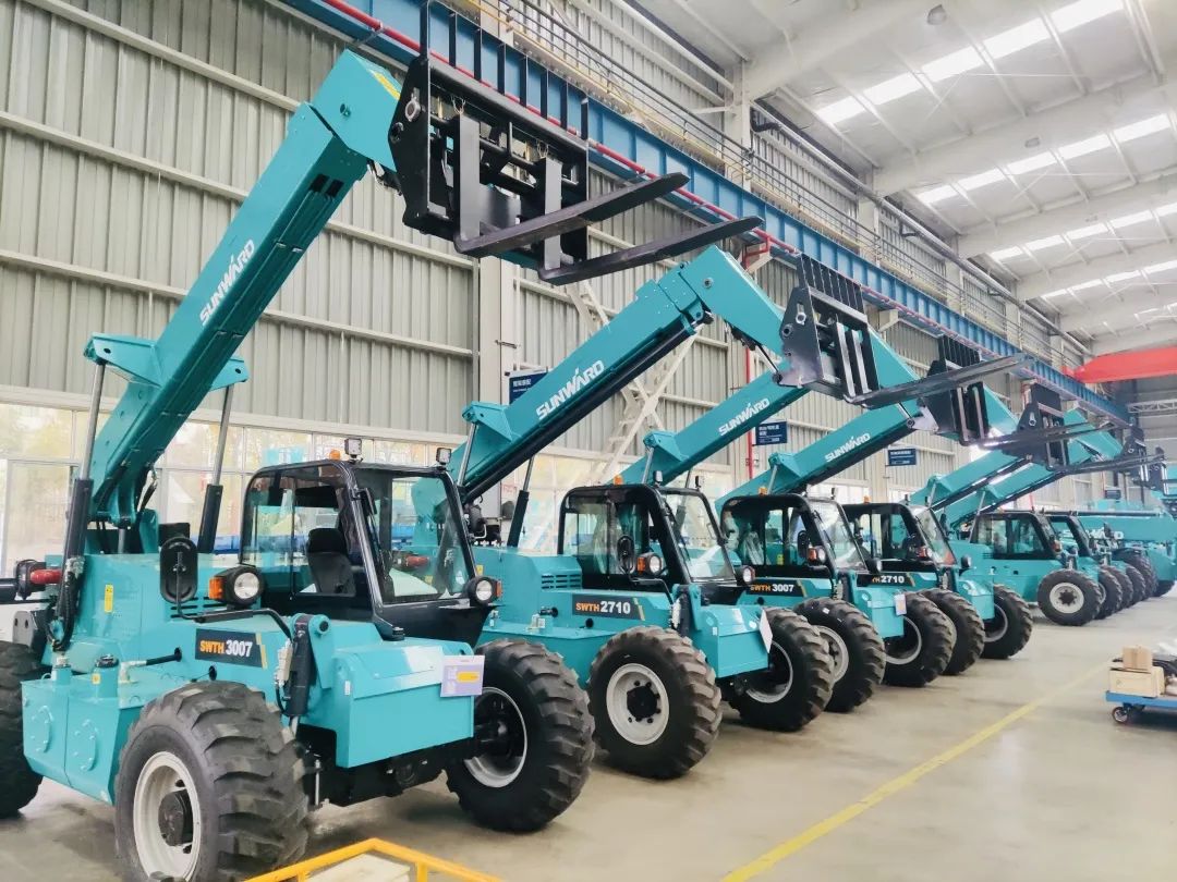 “兔飞猛进”添新品！米兰网址智能两款伸缩臂叉装车同时下线