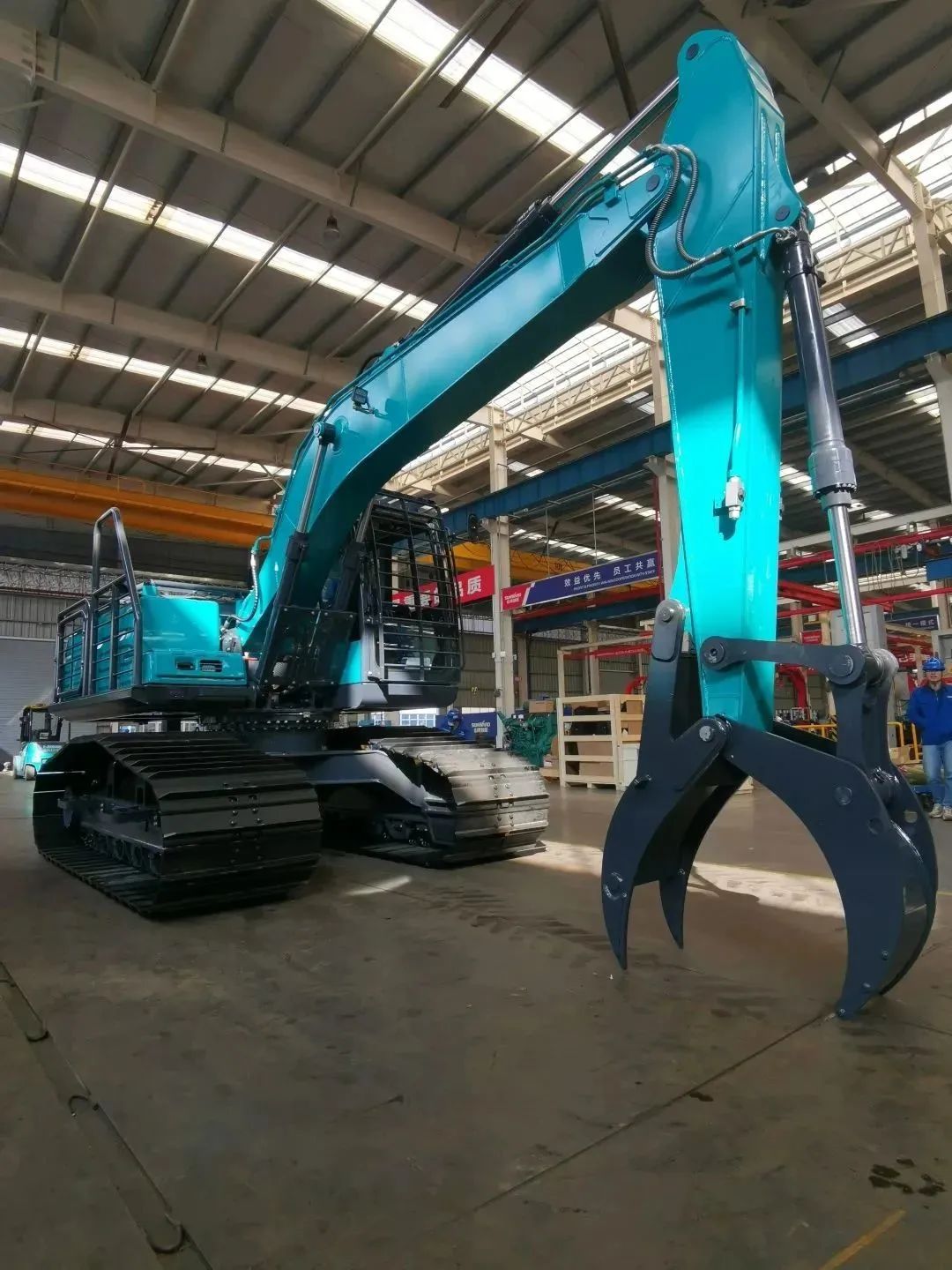 翻山越岭,称霸“武林”!米兰网址智能首款中型林业挖掘机成功下线