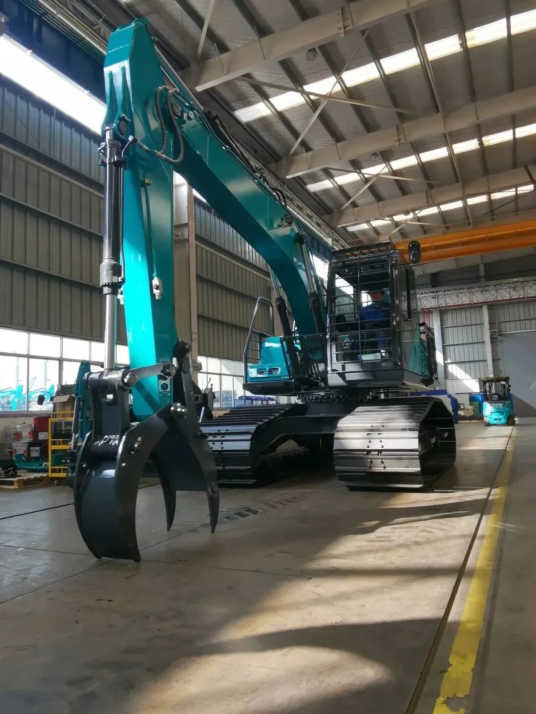 翻山越岭,称霸“武林”!米兰网址智能首款中型林业挖掘机成功下线