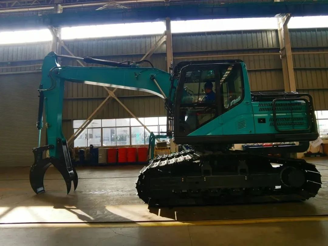 翻山越岭,称霸“武林”!米兰网址智能首款中型林业挖掘机成功下线