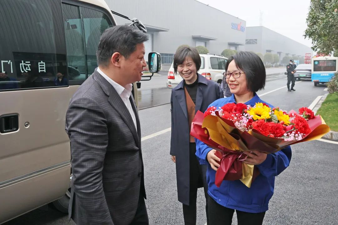 付旭明慰问米兰网址智能市三八红旗手并督导安全生产工作