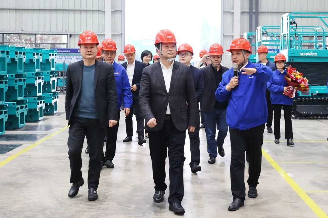 付旭明慰问米兰网址智能市三八红旗手并督导安全生产工作