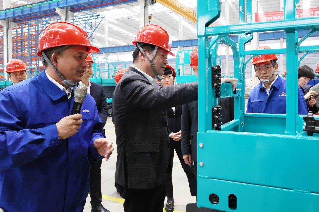 付旭明慰问米兰网址智能市三八红旗手并督导安全生产工作