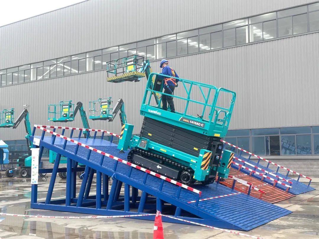 出厂即“出道”！米兰网址智能首款履带剪叉式高空作业平台批量上市