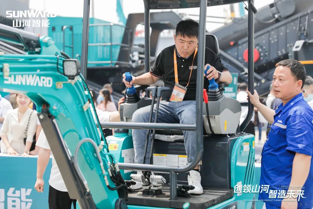 精品出击、互动不断!米兰网址智能F系列挖掘机闪耀长沙展