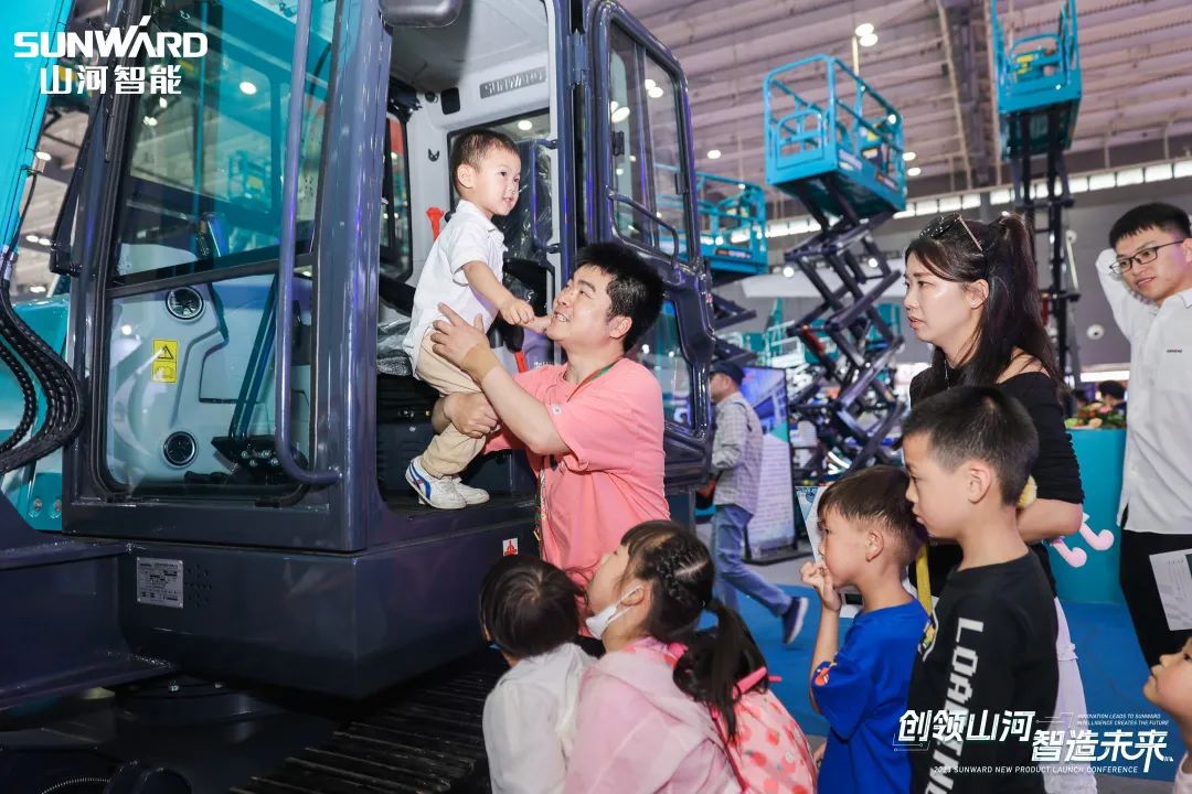 精品出击、互动不断!米兰网址智能F系列挖掘机闪耀长沙展