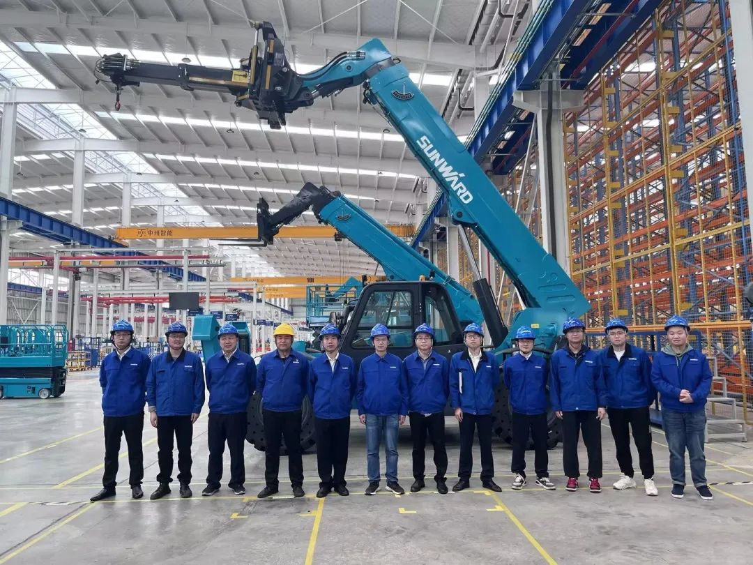 独家定制!米兰网址智能油缸更换机器人顺利下线