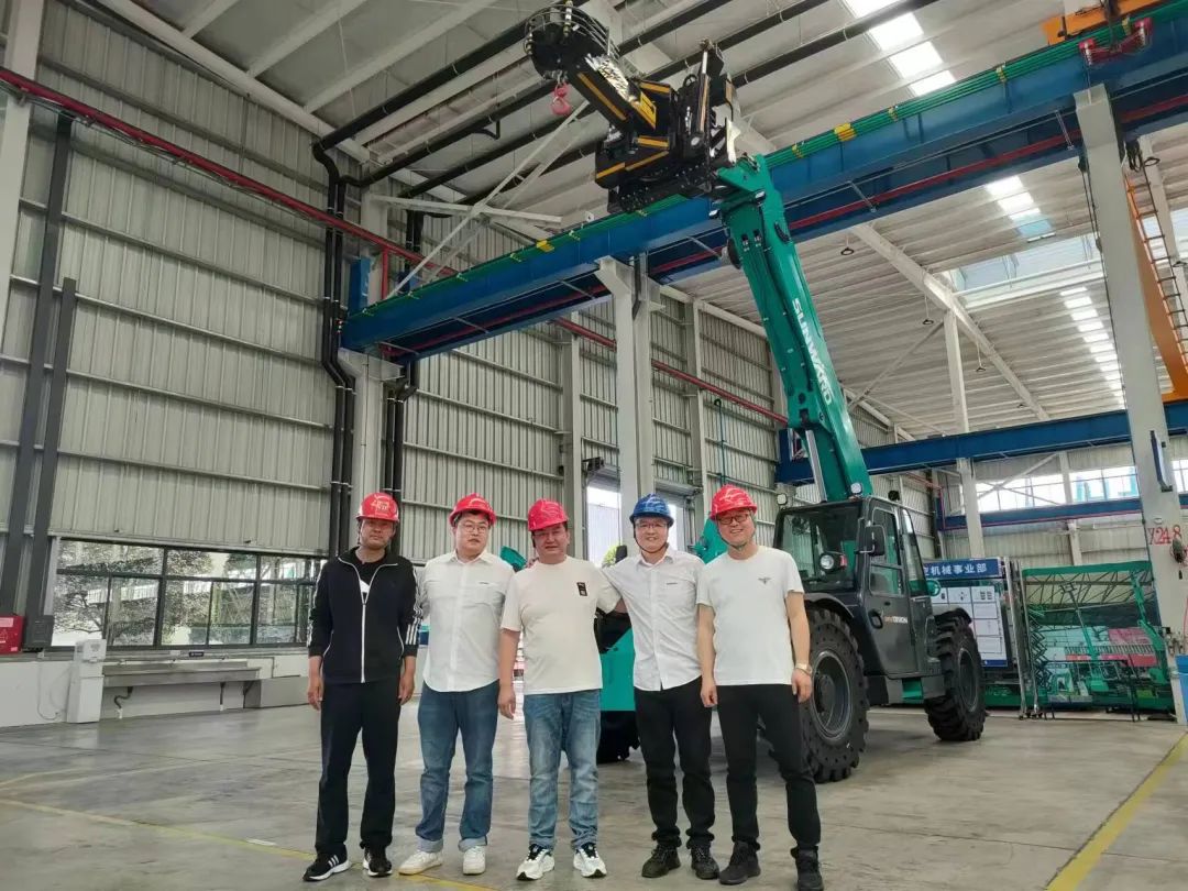 独家定制!米兰网址智能油缸更换机器人顺利下线