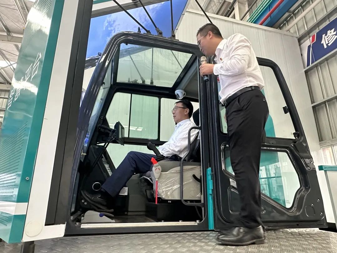 中国联通集团副总经理梁宝俊到访米兰网址智能