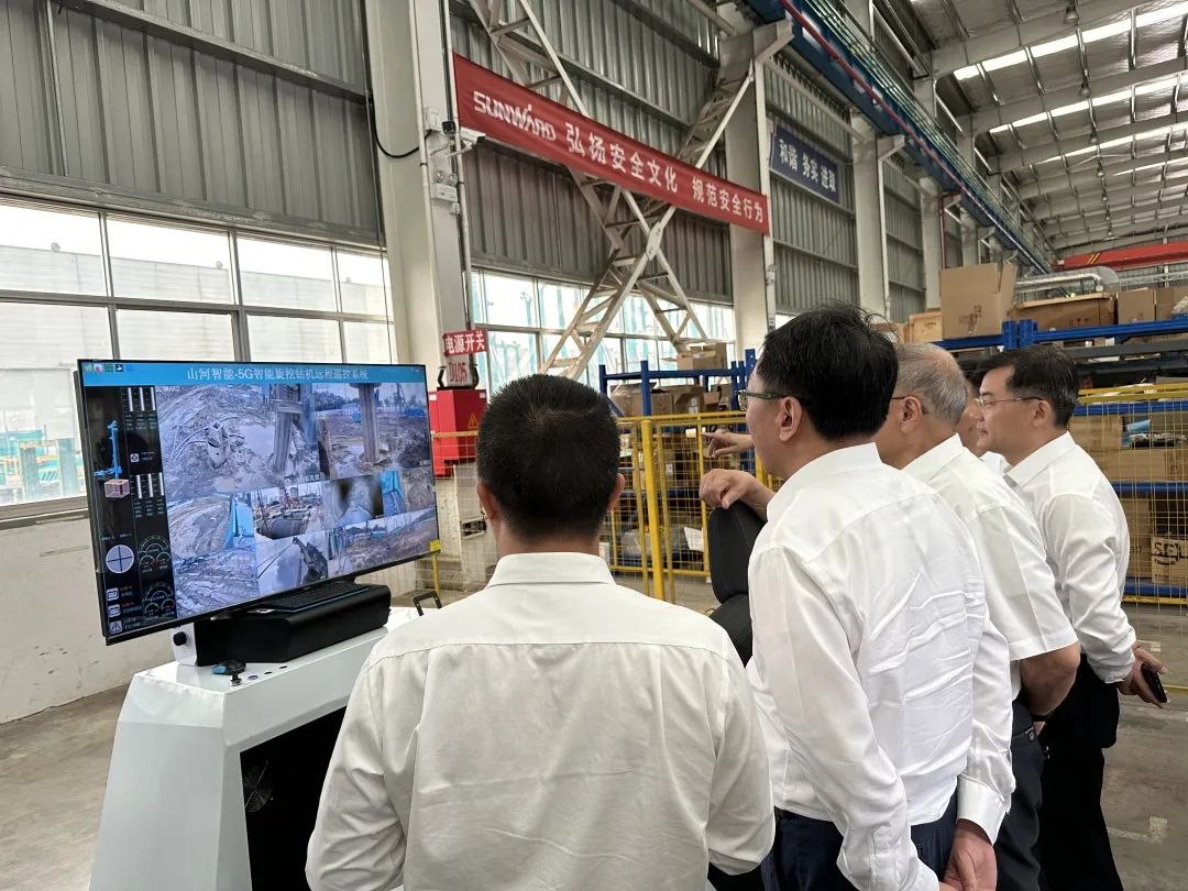 中国联通集团副总经理梁宝俊到访米兰网址智能