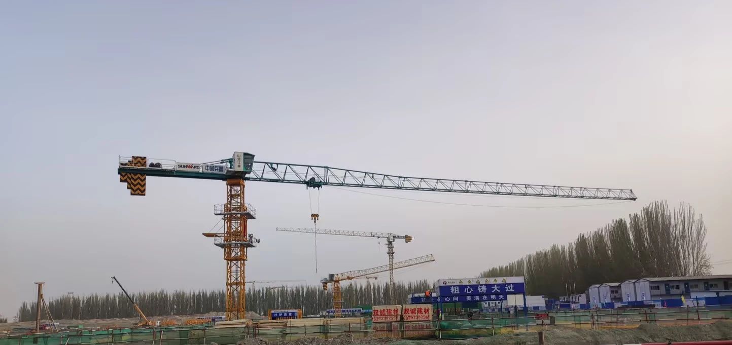 天山脚下的画师！米兰网址江麓群塔援疆建设新景色