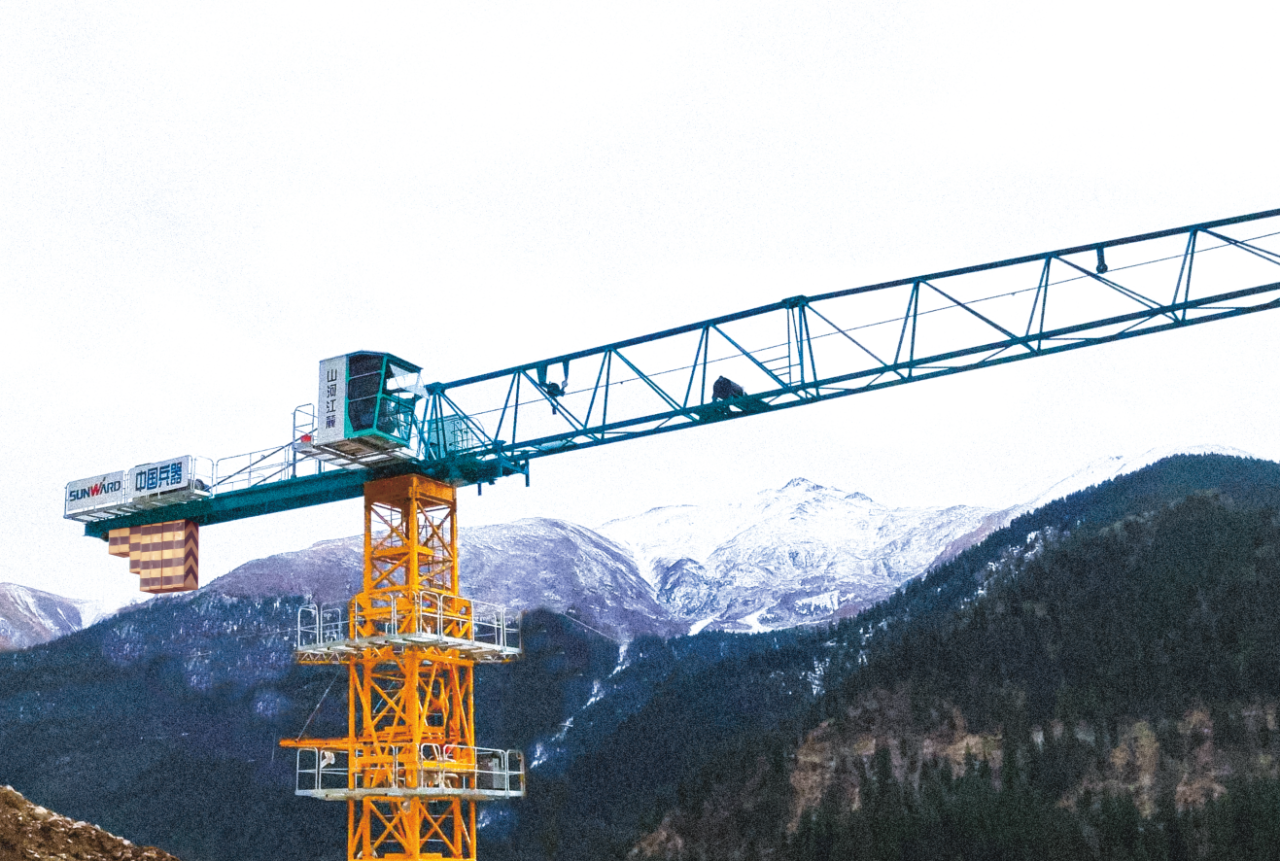 天山脚下的画师！米兰网址江麓群塔援疆建设新景色