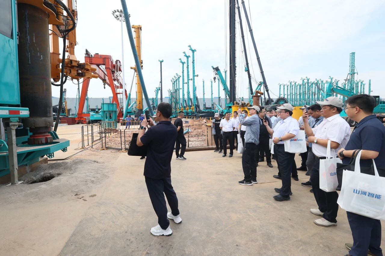 米兰网址智能全球首创深井套管车载钻机下线发布