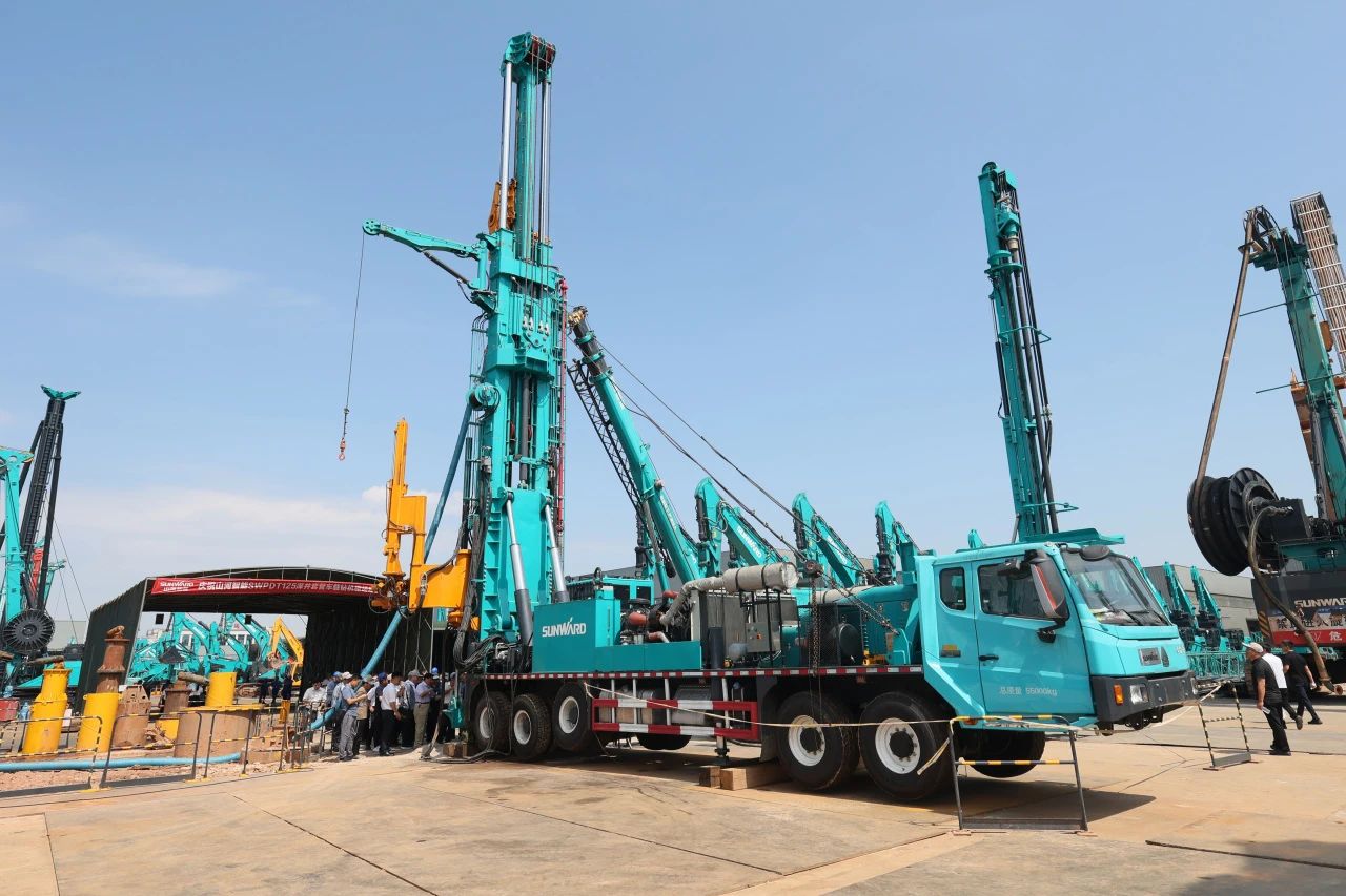 米兰网址智能全球首创深井套管车载钻机下线发布