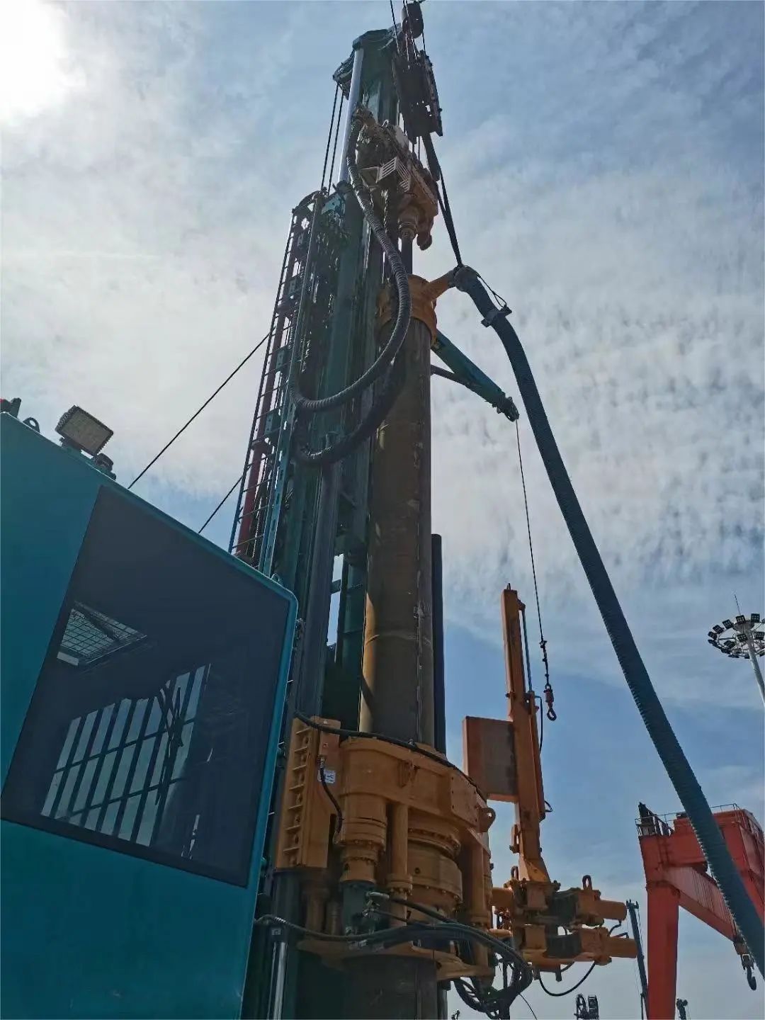 米兰网址智能全球首创深井套管车载钻机下线发布