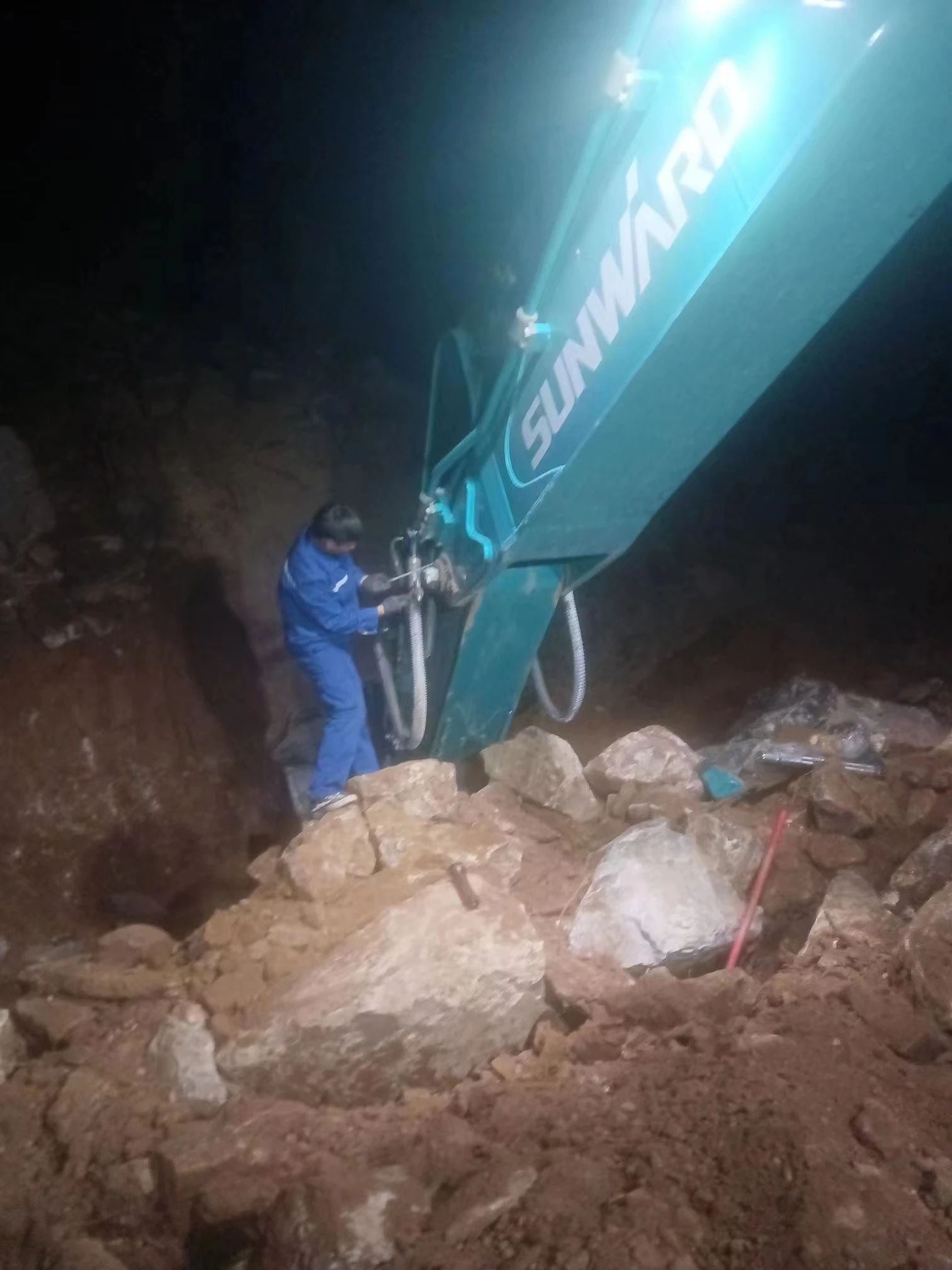 一线“热”闻 | 专业售后，用心服务！米兰网址智能挖掘机服务万里行一直在路上