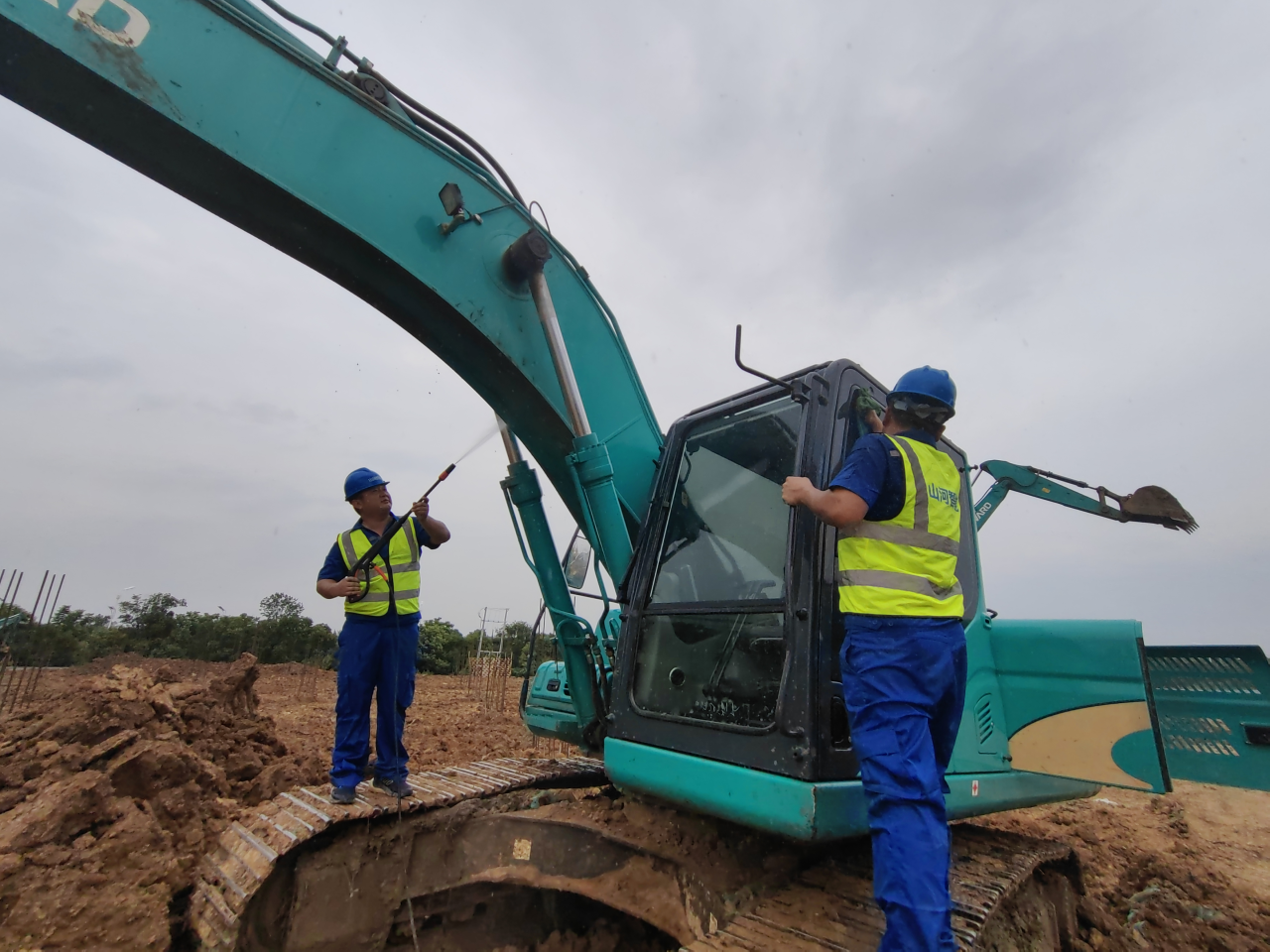 一线“热”闻 | 专业售后，用心服务！米兰网址智能挖掘机服务万里行一直在路上