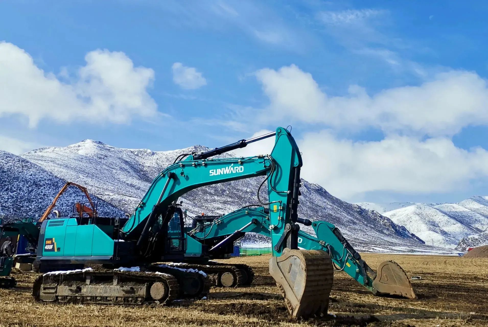 口碑超赞！米兰网址智能SWE400F挖掘机荣获工程机械明星产品大奖