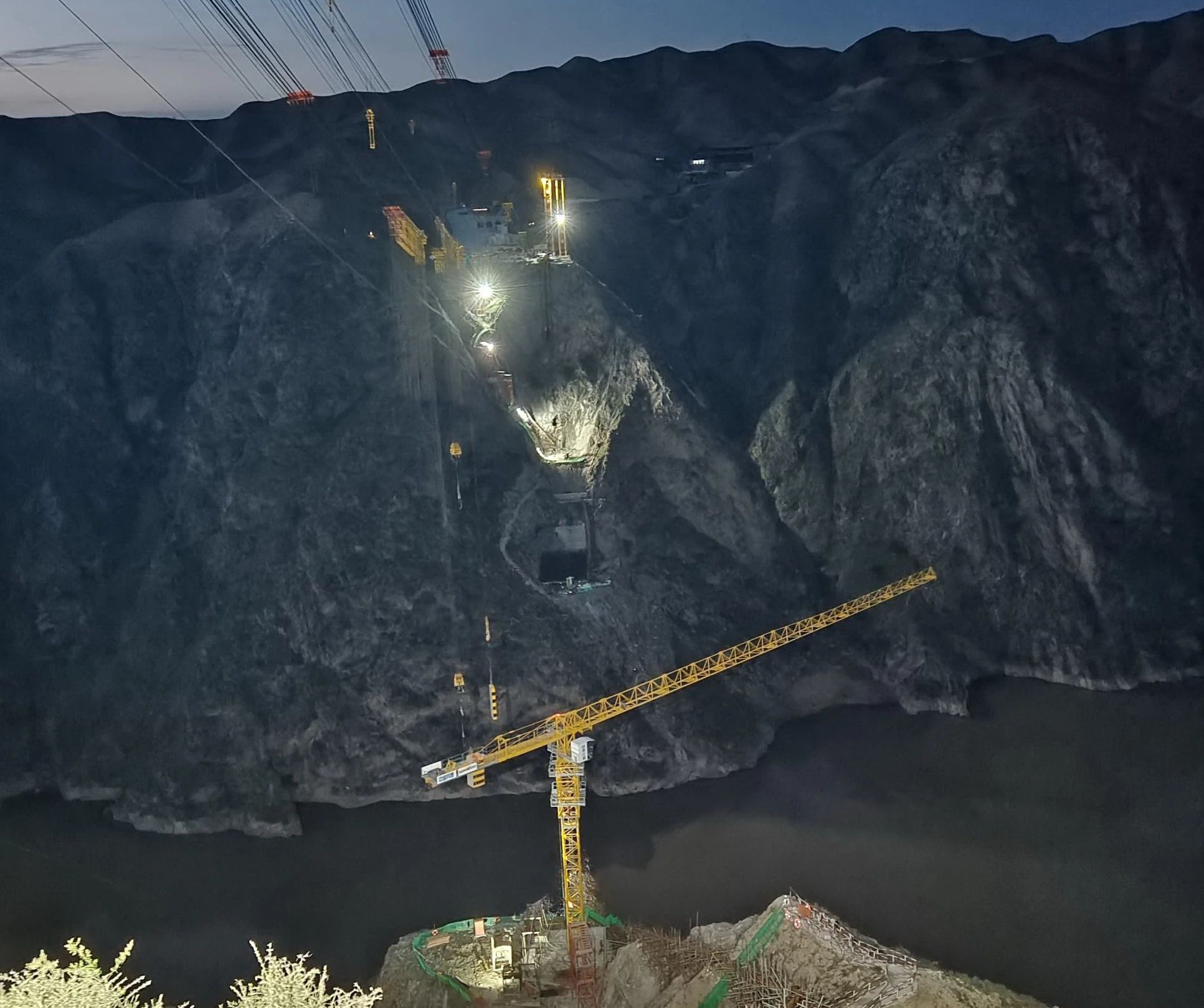 一桥通南北，群岭变坦途！米兰网址江麓塔机助建洮河大桥