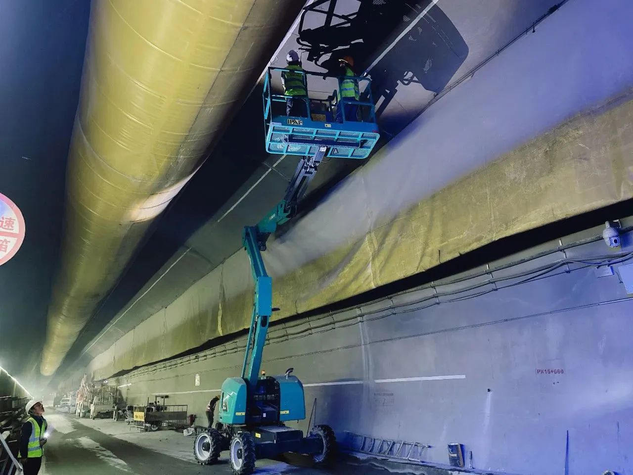 不惧高海拔挑战！米兰网址智能高空机械实力助建川藏铁路