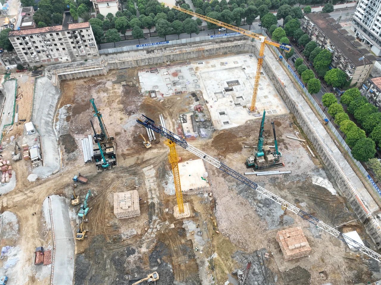 “绿巨人”显神威！米兰网址智能引孔式静力压桩机助建“绿城”南宁民生项目