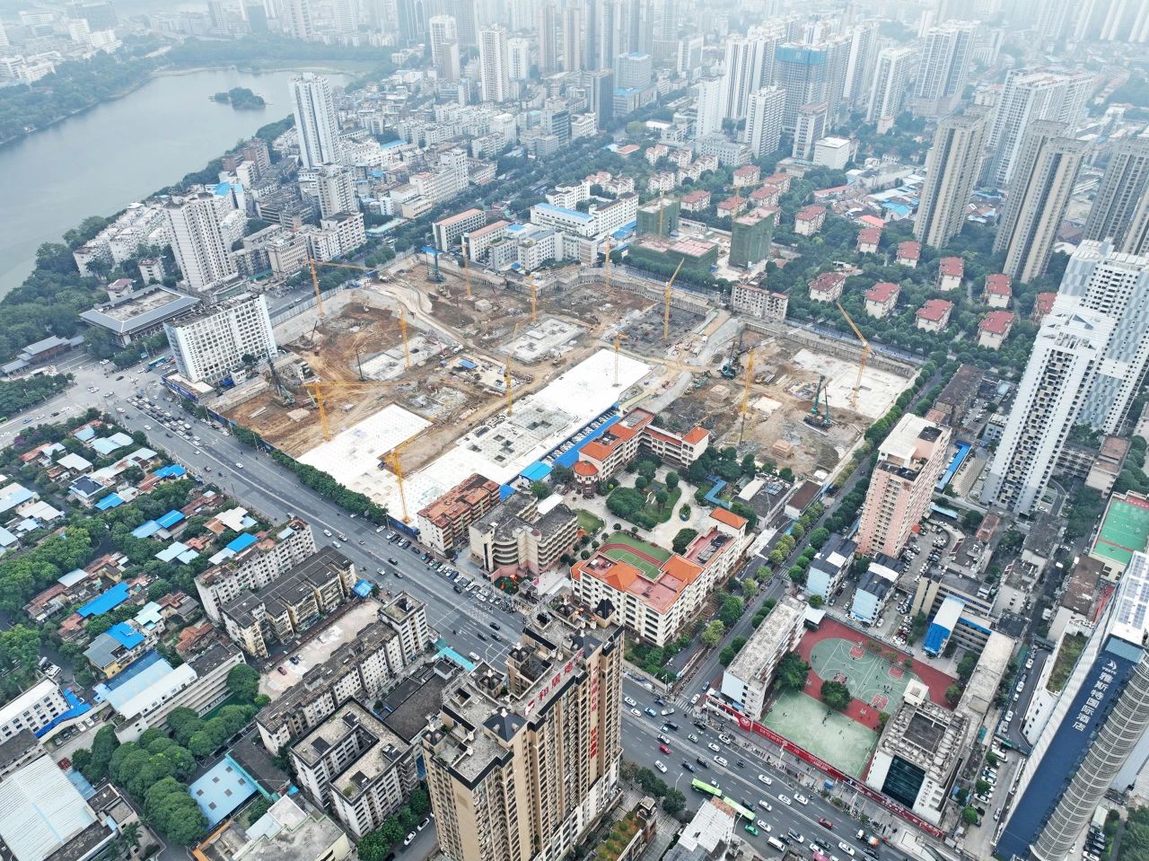 “绿巨人”显神威！米兰网址智能引孔式静力压桩机助建“绿城”南宁民生项目