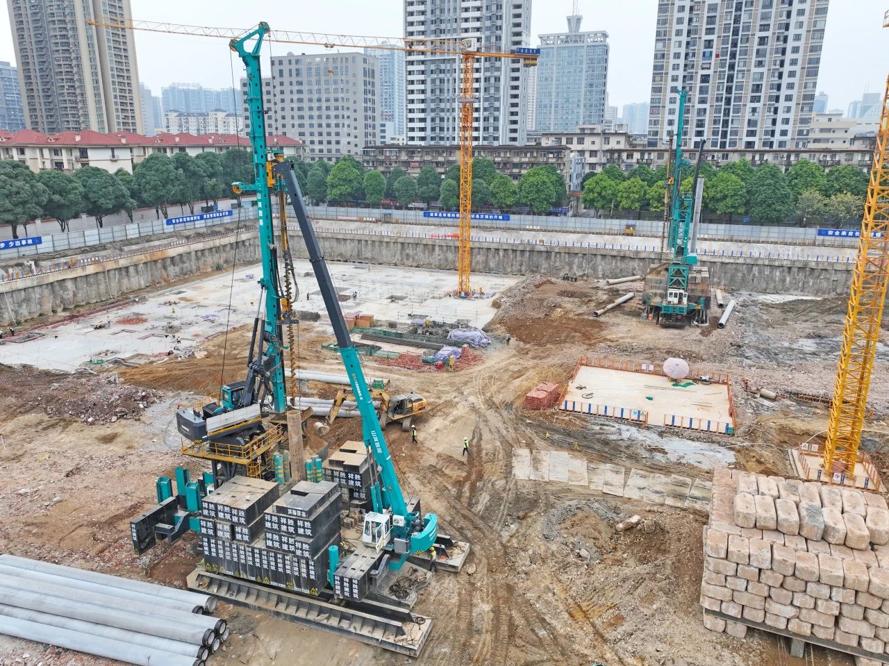 “绿巨人”显神威！米兰网址智能引孔式静力压桩机助建“绿城”南宁民生项目