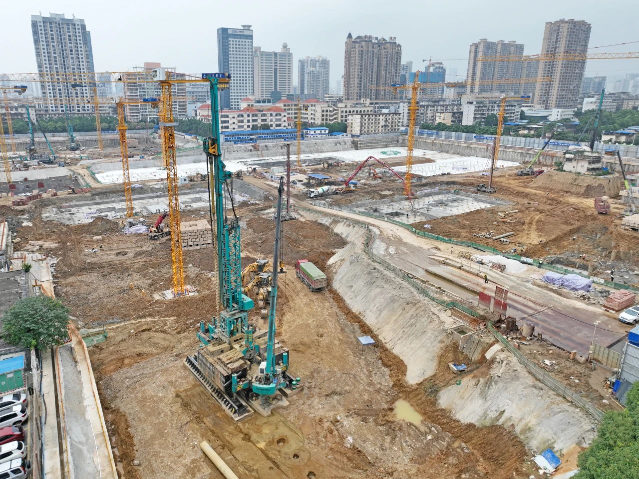 “绿巨人”显神威！米兰网址智能引孔式静力压桩机助建“绿城”南宁民生项目