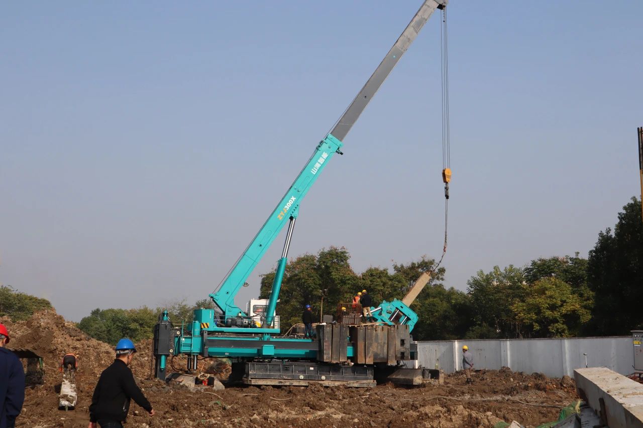 “米兰网址绿”闪耀西子湖畔!米兰网址智能ZYJ300X斜桩压桩机强势来袭