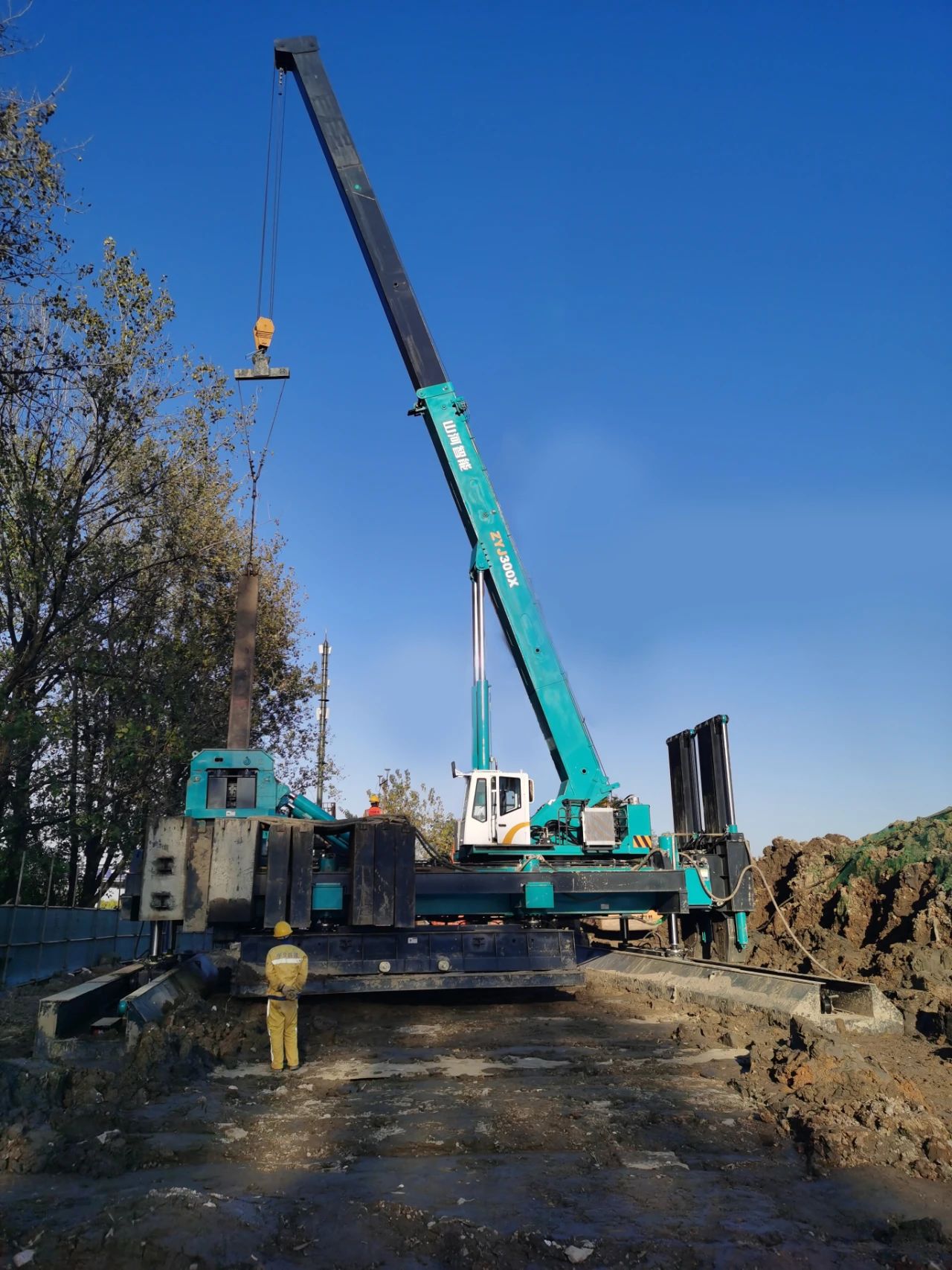 “米兰网址绿”闪耀西子湖畔!米兰网址智能ZYJ300X斜桩压桩机强势来袭