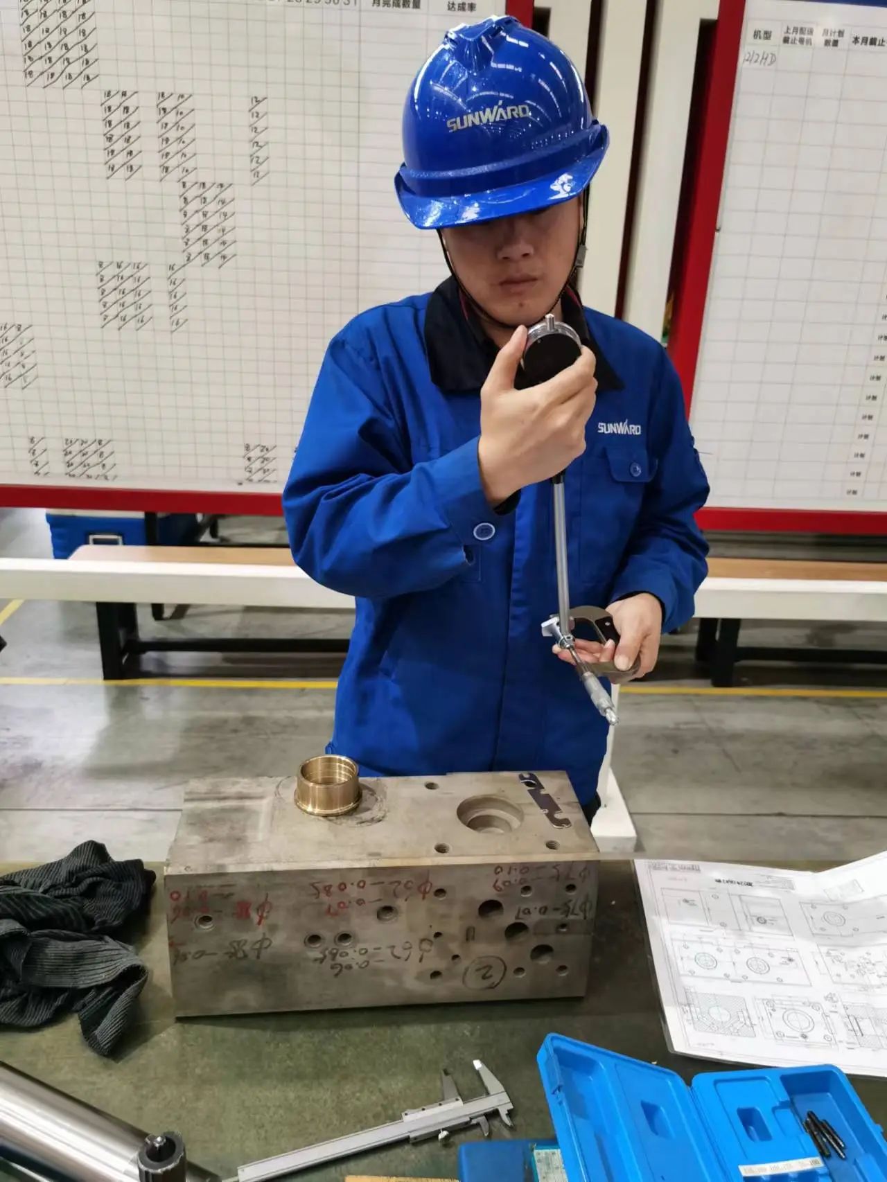 看米兰网址工匠们如何用一双巧手“拿捏”工作、创造“奇迹”