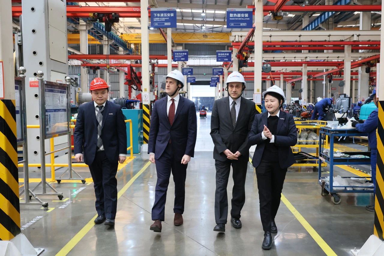 加拿大驻广州总领事贝加德到访米兰网址智能