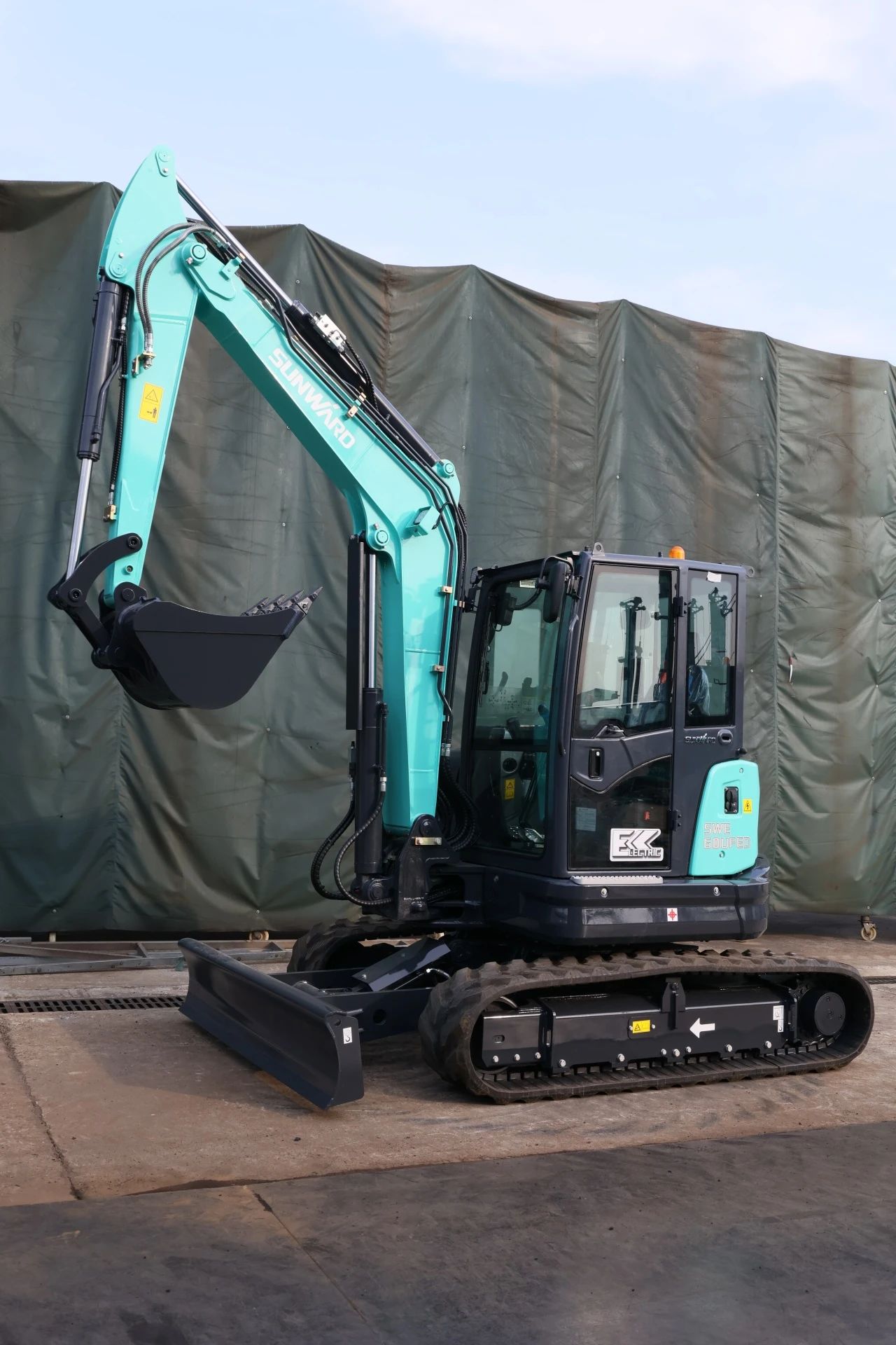 绿色上新！米兰网址智能SWE60UFED纯电动无尾挖掘机成功下线