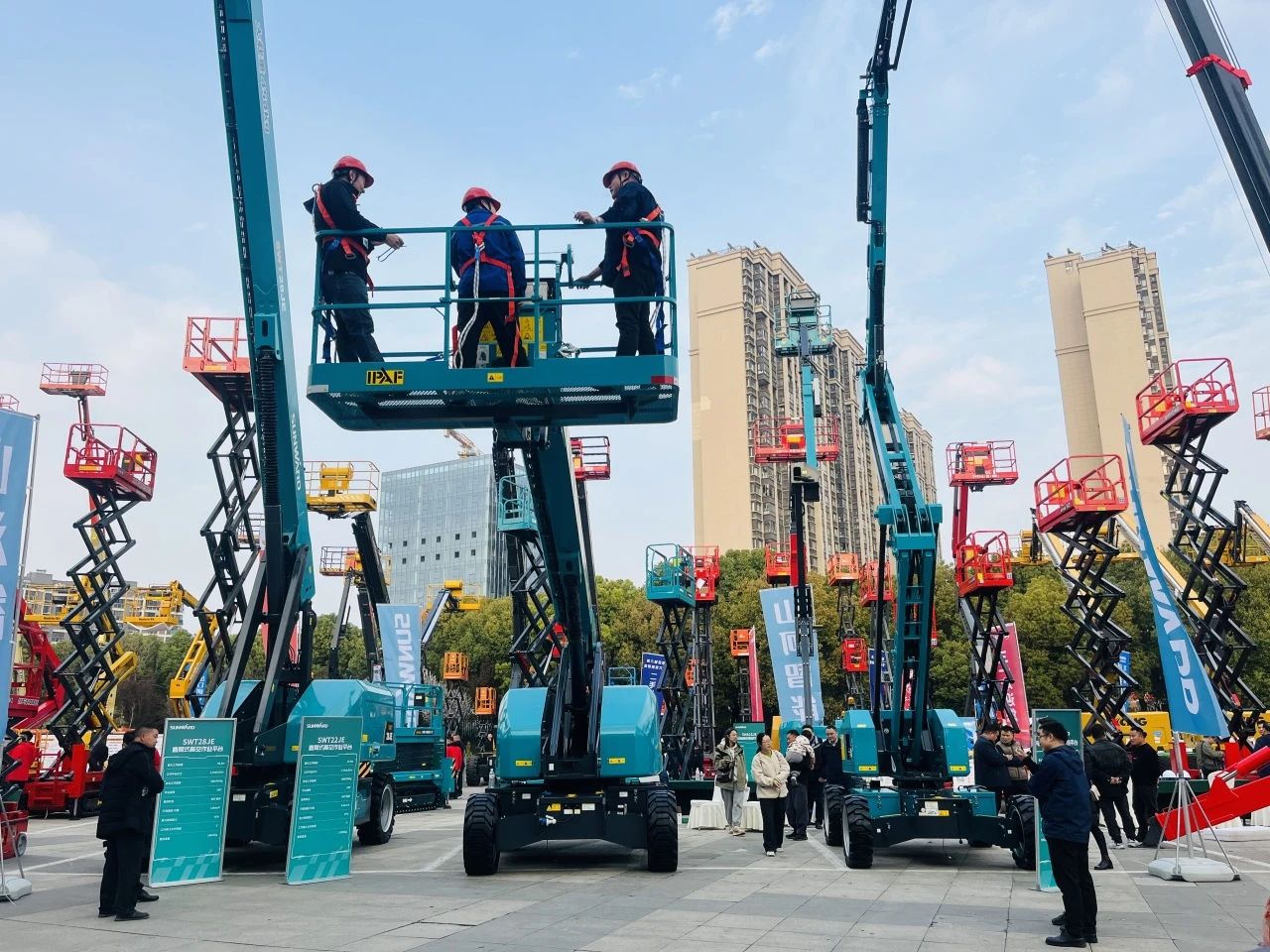 “爆品”来袭，签单不断！ 米兰网址智能盛装亮相第八届全国高空作业平台租赁大会