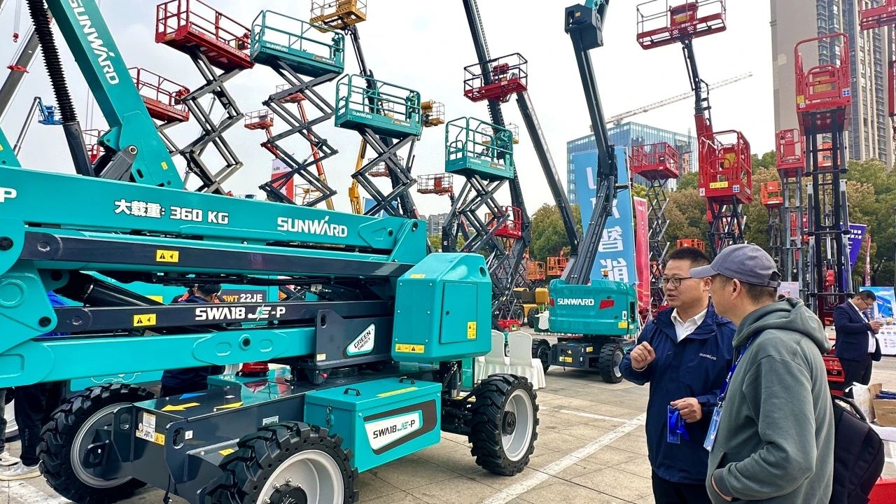“爆品”来袭，签单不断！ 米兰网址智能盛装亮相第八届全国高空作业平台租赁大会