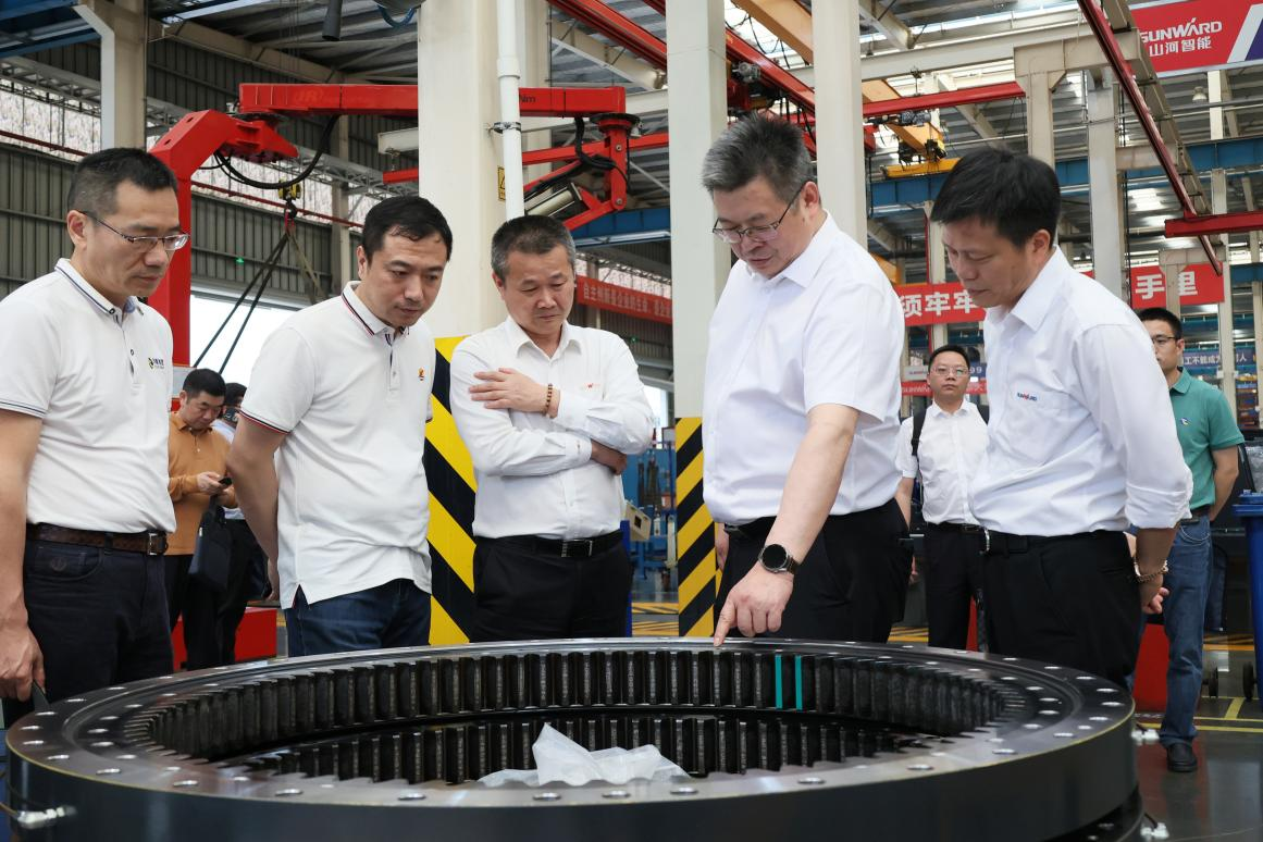 湖南钢铁集团党委书记、董事长李建宇到米兰网址智能调研交流