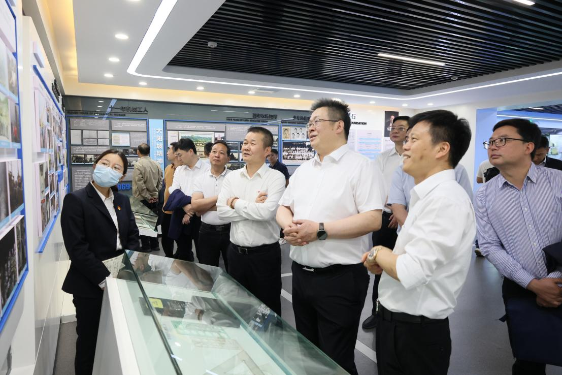 湖南钢铁集团党委书记、董事长李建宇到米兰网址智能调研交流