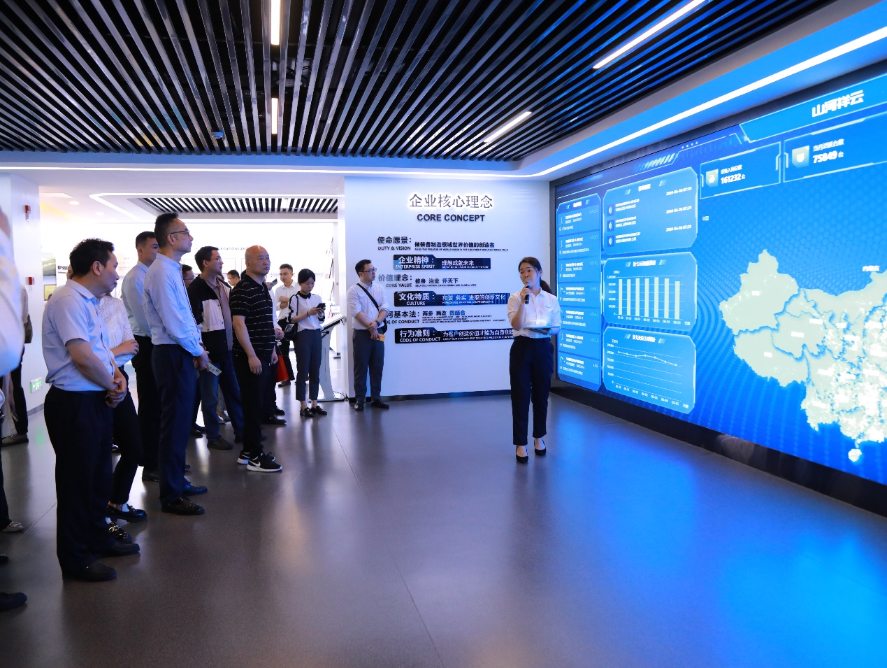 湘潭市工信局带队莅临米兰网址智能开展智能制造现场观摩交流活动