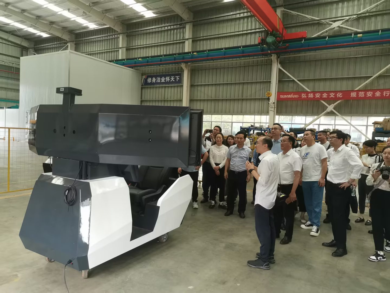 湘潭市工信局带队莅临米兰网址智能开展智能制造现场观摩交流活动