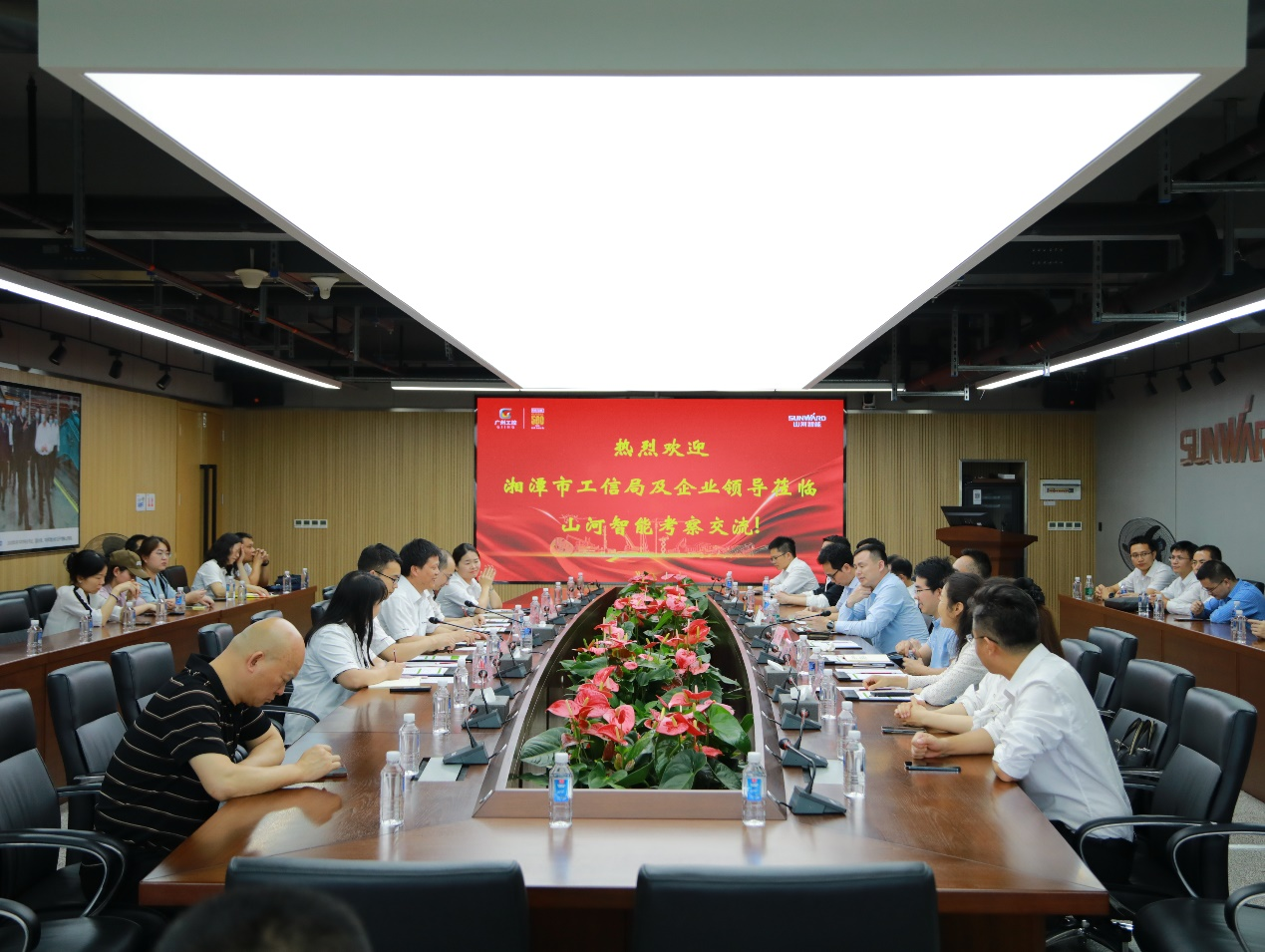 湘潭市工信局带队莅临米兰网址智能开展智能制造现场观摩交流活动