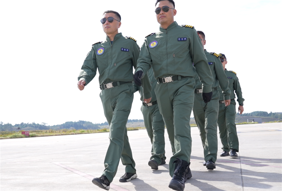 十年织得米兰网址秀，践行初心创未来！米兰网址飞行表演队成立10周年庆典活动隆重举行