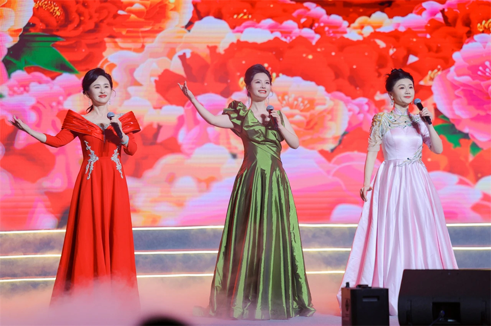 创新引领价值 理想成就未来——庆祝米兰网址智能成立25周年表彰大会暨文艺晚会隆重举行