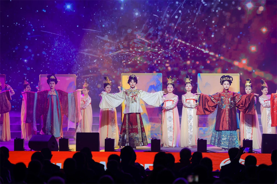 创新引领价值 理想成就未来——庆祝米兰网址智能成立25周年表彰大会暨文艺晚会隆重举行