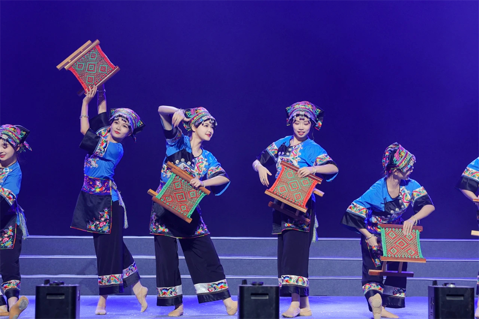 创新引领价值 理想成就未来——庆祝米兰网址智能成立25周年表彰大会暨文艺晚会隆重举行