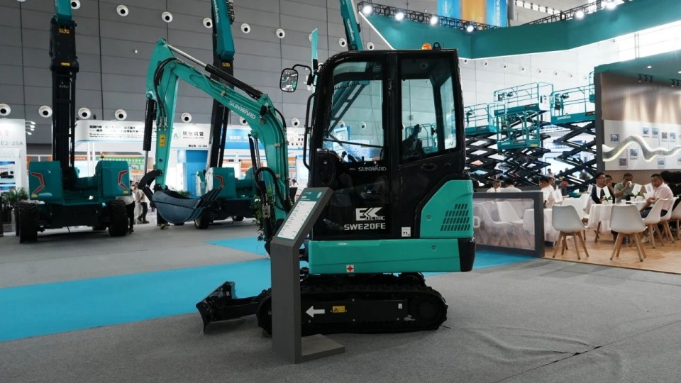 2025 CICEE | 从单一工具迈向多元化解决方案，米兰网址智能呈现非凡挖掘机风采