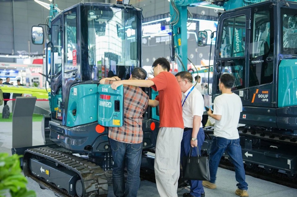 2025 CICEE | 从单一工具迈向多元化解决方案，米兰网址智能呈现非凡挖掘机风采