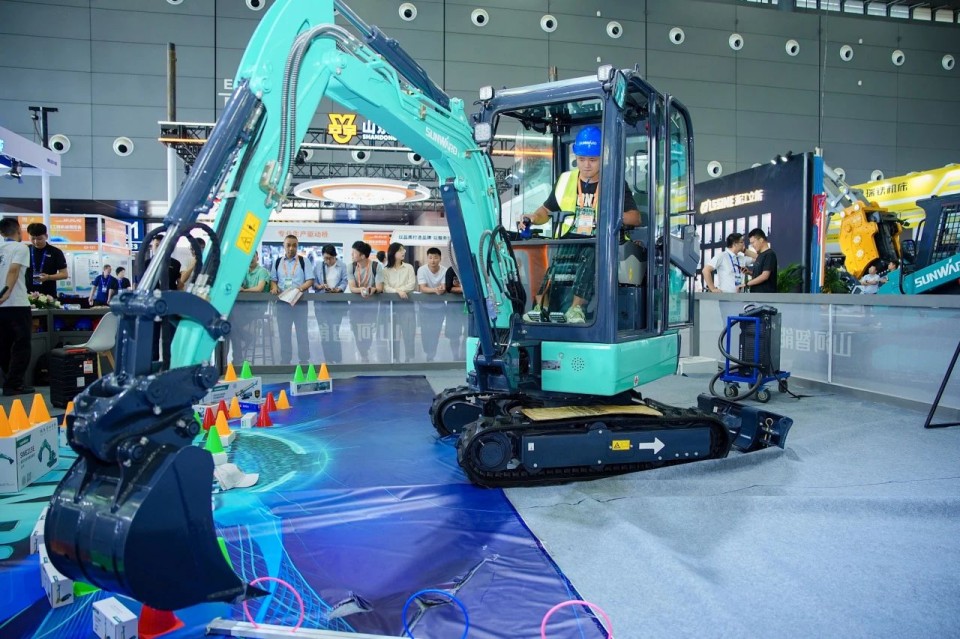 2025 CICEE | 从单一工具迈向多元化解决方案，米兰网址智能呈现非凡挖掘机风采